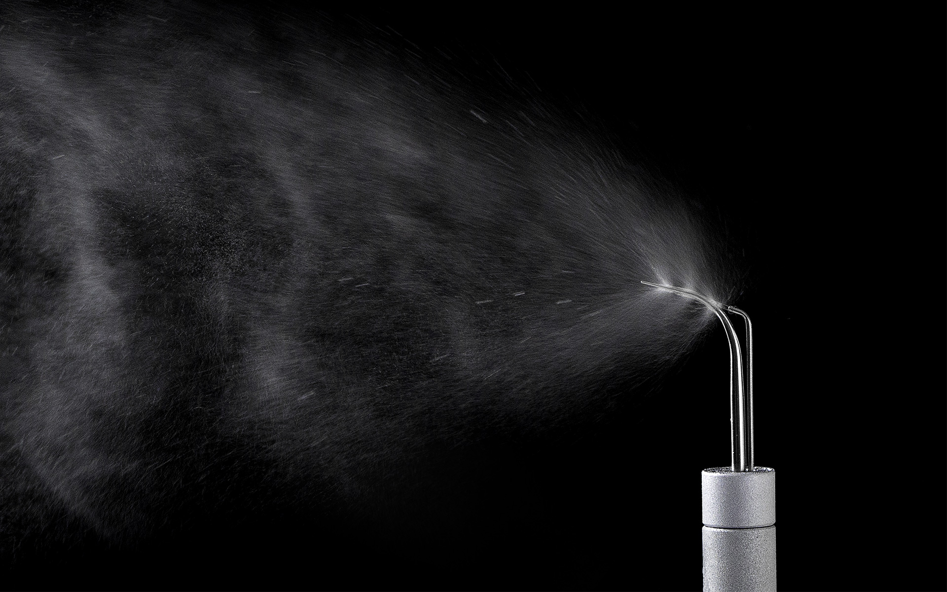 Dental scaler tip with water spray